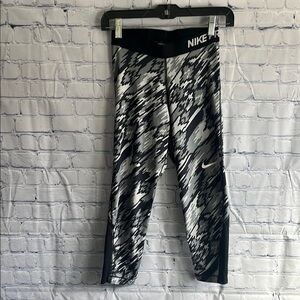 Nike Pro‎ Dri-fit Black and Gray Patterned Capri Leggings Woman’s Size Small